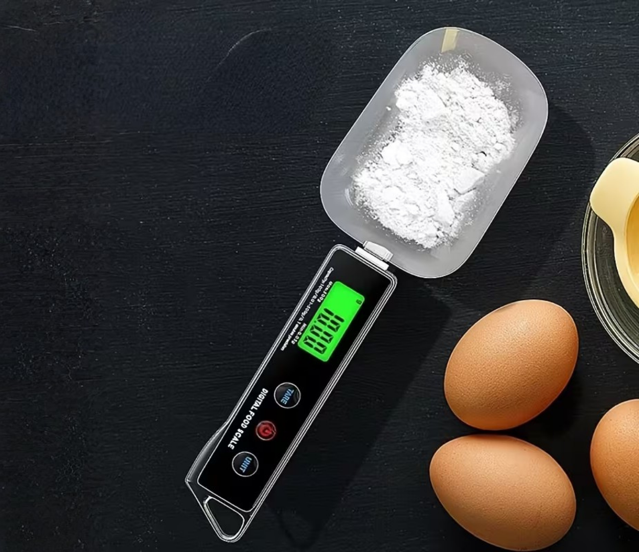 Familj som spelar minnesspelet i mysig miljö