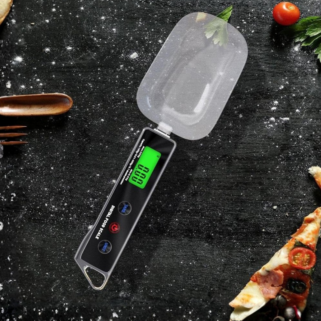 Familj som spelar minnesspelet i mysig miljö